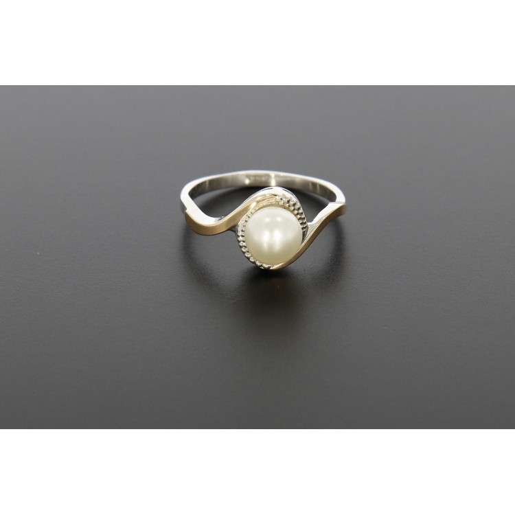 Silver ring with pearl