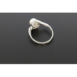 Silver ring with pearl