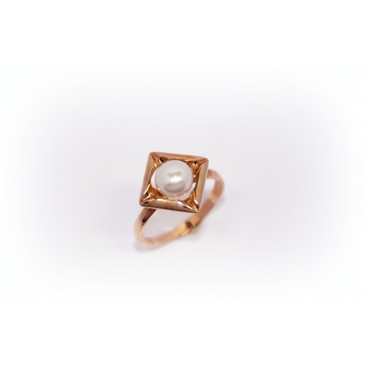 Gold ring with freshwater pearl