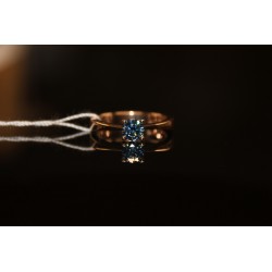 Auksinis žiedas su mėlynu Moisanitu