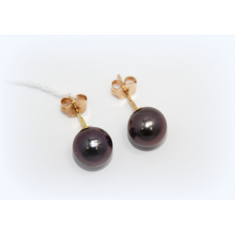 Gold earrings with pearls