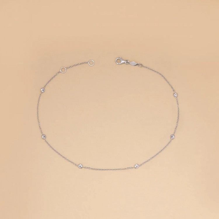 White gold chain on the leg